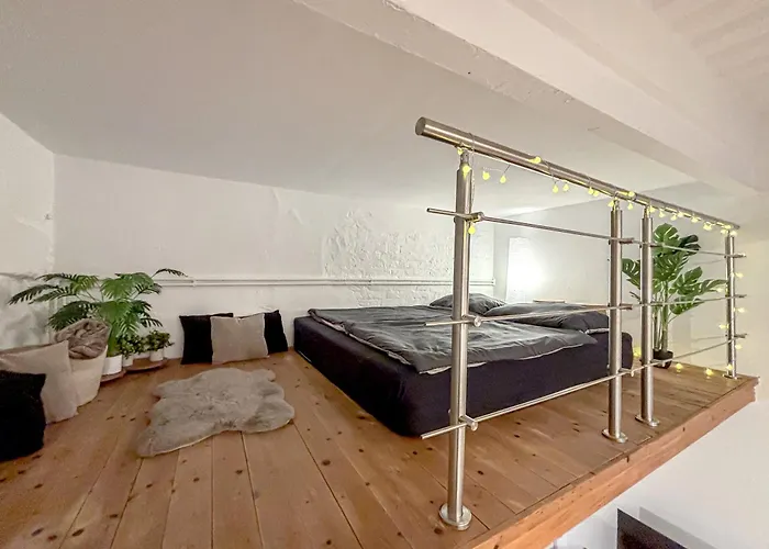 Cosy In With Garage Apartment