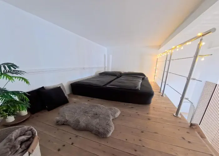 Cosy In With Garage Apartment